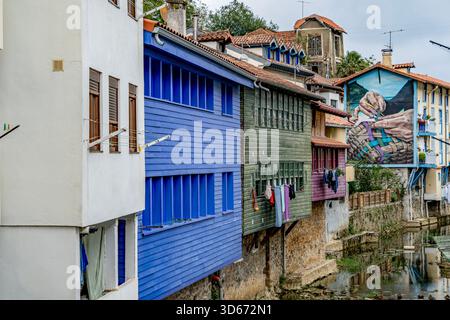 Maisons colorées sur pilotis en bois sur canal, bâtiments, Street Art mural, architecture traditionnelle, Village de pêcheurs, EA, pays Basque, Espagne Banque D'Images