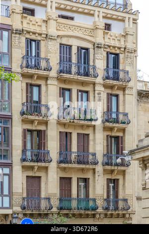 Façade de bâtiment Art Nouveau, balcons en fer ornés, sculptures en pierre décoratives, architecture symétrique, résidentiel historique Banque D'Images