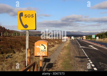 Téléphone SOS d'urgence avec panneau sur l'A9 près de la jonction pour Dalwhinnie Écosse novembre 2025 Banque D'Images