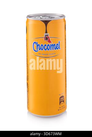 LONDRES, Royaume-Uni - 21 SEPTEMBRE 2025 : Chocomel chocolat cacao boisson au lait dans la boîte en aluminium jaune sur blanc. Banque D'Images