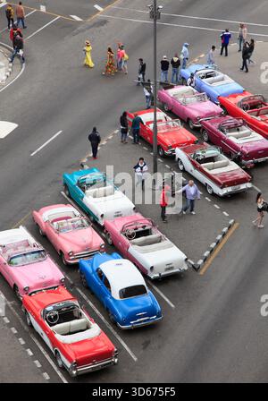 Cuba, la Havane, voitures anciennes, vue surélevée, Banque D'Images