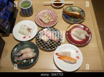 Sélection de plaques avec Nigiri sushis au restaurant de sushis Kaiten, Shibuya, Tokyo, Japon Banque D'Images