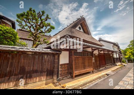 Vieille maison avec toit couvert de roseaux dans Sagatoriimoto, Kyoto, Japon Banque D'Images