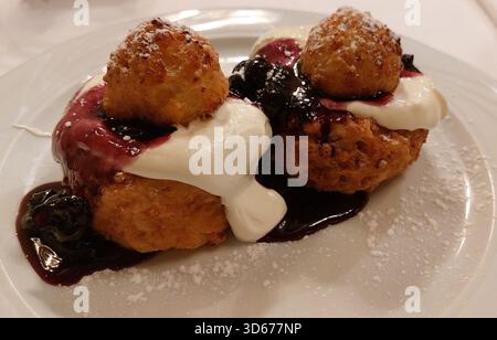 Papanasi dessert traditionnel Roumanie à base de produits laitiers comme la crème fraîche et cottage, la farine et la semoule pour les pâtes, et une variété d'arômes Banque D'Images