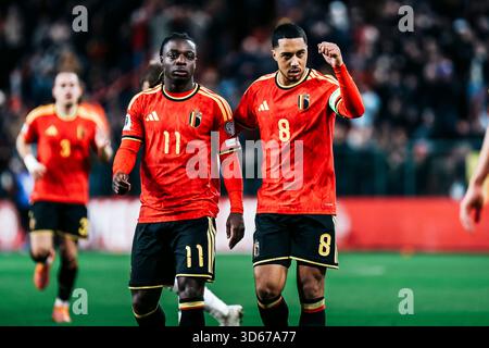 Jeremy Doku (Belgique, 11) et Youri Tielemans (Belgique, 8) célèbrent le 6 :0 de Charles de Ketelaere (Belgique, 17) qualifications UEFA pour la Coupe du monde de la FIFA : Belgique - Liechtenstein ; Liège, stade Maurice Dufrasne, 18 novembre 2025 Banque D'Images
