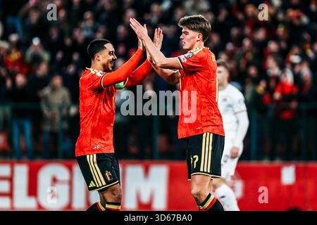 Youri Tielemans (Belgique, 8) et Charles de Ketelaere (Belgique, 17) célèbrent les 7 :0 de Charles de Ketelaere (Belgique, 17) qualifications UEFA pour la Coupe du monde de la FIFA : Belgique - Liechtenstein ; Liège, stade Maurice Dufrasne, 18 novembre 2025 Banque D'Images