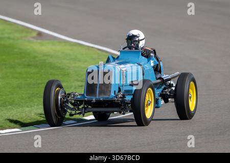 Voitures en compétition dans le Goodwood Trophy au Goodwood Revival 2025, Goodwood Motor circuit, West Sussex, présentant des voitures d'avant-guerre et du début de l'après-guerre. Banque D'Images