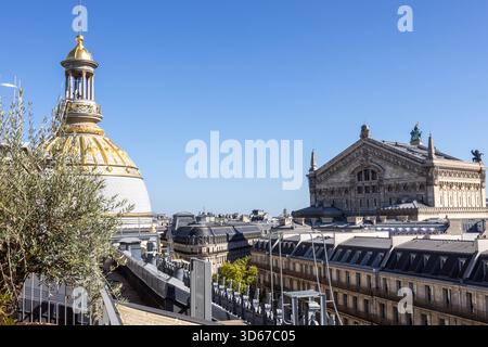 Paris, vue depuis la terrasse du grand magasin printemps Haussmann jusqu'à l'un des dômes Banque D'Images