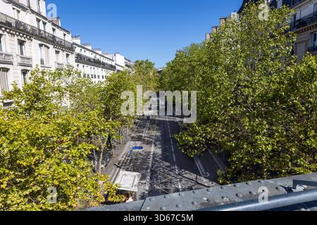 Paris, vue depuis la Coulee verte René-Dumont sur une rue Banque D'Images