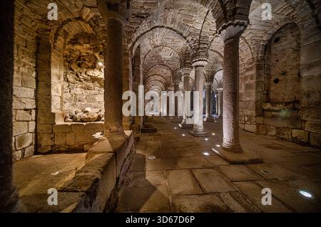 La crypte de l'église Abbazia di San Salvatore à Abbadia Sanl Salvatore, Toscane, Italie Banque D'Images