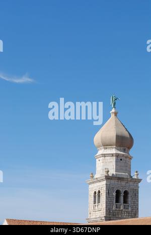 La tour gothique et son dôme baroque de la cathédrale dans la lumière vive du matin devant le ciel bleu clair méditerranéen Banque D'Images