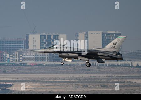 Un F-16C Fighting Falcon affecté au 555th Fighter Squadron de la base aérienne d'Aviano, en Italie, atterrit le 16 novembre 2025 à l'aéroport international d'Al Maktoum Banque D'Images