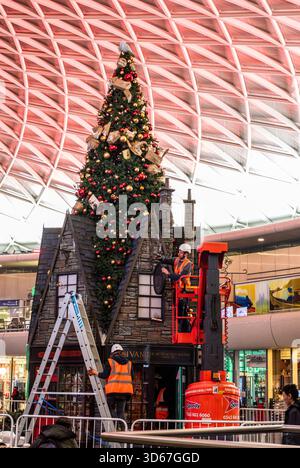 Londres, Royaume-Uni. 19 novembre 2025. Les ouvriers mettent la touche finale au grand arbre de Noël de la station King's Cross. Crédit : ernesto rogata/Alamy Live News Banque D'Images