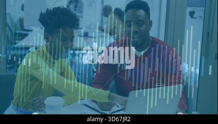 Équipe collaboratrice portant un haut jaune et un pull rouge se penchant au-dessus de l'ordinateur portable dans la superposition des données du bureau Banque D'Images