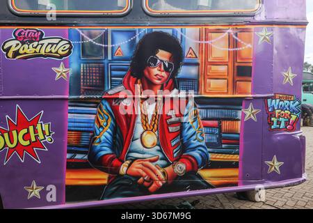 Portrait graffiti de Michael Joseph Jackson, chanteur, compositeur, danseur et philanthrope américain. Surnommé le « Roi de la Pop », peint sur un matatu (mini bus) au terminus de bus muthurwa Nairobi. Matatus sont des bus ou des mini-bus responsables d'un grand ?pourcentage des transports publics dans et autour de Nairobi.  ?Les transports en commun à Nairobi sont si populaires et uniques ? a cause de la culture matutu. Dans la capitale du Kenya, les transports publics ne se limitent pas à se rendre d’un endroit à un autre. C’est une culture, et vous commencerez à comprendre pourquoi face à des bus couverts de graffitis. Le graffi Banque D'Images