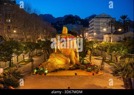 Pendant le festival de la Fête du citron, d'énormes sculptures recouvertes d'agrumes sont exposées dans le jardin Bioves, Menton, Côte d'Azur, Alpes-Maritimes Banque D'Images