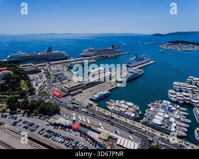 Vue aérienne d'un port animé rempli de grands navires de croisière, ferries et yachts, reflétant dans les eaux Azur sous un ciel clair, Split, Split-D. Banque D'Images