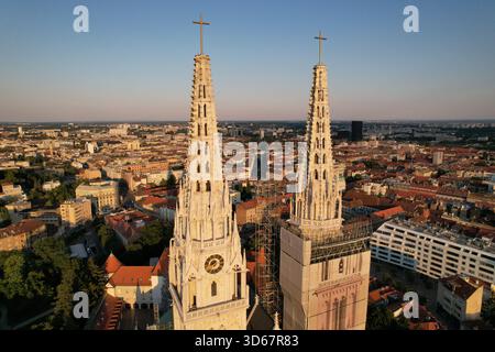 Vue aérienne des flèches majestueuses de la cathédrale de Zagreb atteignant le ciel, projetant de longues ombres sur le paysage urbain, Zagreb, Croatie. Banque D'Images