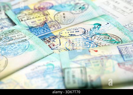 Beaucoup de pages de passeport ouvertes avec beaucoup de visas et de timbres d'entrée de divers pays contrôle des passeports. Concept de voyage et de tourisme dans le monde entier Banque D'Images