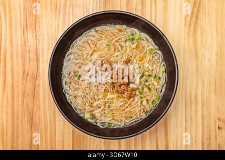 Nouilles de blé aux crevettes, pousses de bambou, châtaignes d'eau et sauce hoisin dans un style cantonais authentique Banque D'Images