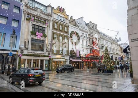 New Bond Street, Londres, Royaume-Uni. 19 novembre 2025. Le froid et le grésil tombant à Mayfair par temps gris avec des boutiques colorées décorées pour Noël 2025. Crédit : Malcolm Park/Alamy Live News Banque D'Images
