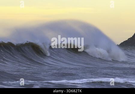 Les vents du nord en hiver provoquent de grands rouleaux ou vagues de tempête qui s'écrasent sur la côte du Yorkshire du Nord causant beaucoup d'érosion. Banque D'Images