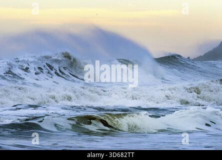 Les vents du nord en hiver provoquent de grands rouleaux ou vagues de tempête qui s'écrasent sur la côte du Yorkshire causant beaucoup d'érosion. Banque D'Images
