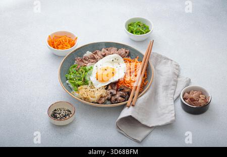 Bibimbap - riz coréen avec du bœuf, des légumes et des œufs frits Banque D'Images
