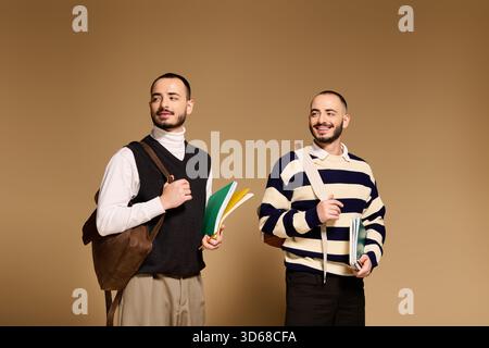 Deux beaux frères jumeaux posent en toute confiance, vêtus d'une tenue à la mode, prêts pour une sortie. Banque D'Images