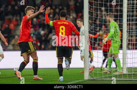 Liège, Belgique. 18 novembre 2025. Le belge Charles de Ketelaere et le belge Youri Tielemans célèbrent le dernier match de qualification pour la Coupe du monde de la FIFA 2026 à Liège le mardi 18 novembre 2025 lors d'un match de football entre les Red Devils et le Liechtenstein. BELGA PHOTO VIRGINIE LEFOUR crédit : Belga News Agency/Alamy Live News Banque D'Images