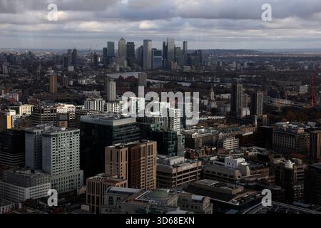 Vues sur le paysage urbain et les gratte-ciel de Londres prises depuis un point de vue élevé. Canary Wharf est vu au loin en regardant à l'est de la ville de Londres. Banque D'Images
