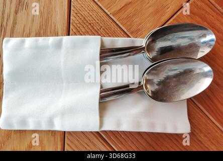 Présentation hygiénique des couverts dans un concept de manchon en tissu de propreté et solution zéro déchet pour les restaurants restauration et les cuisines à domicile de table de Banque D'Images