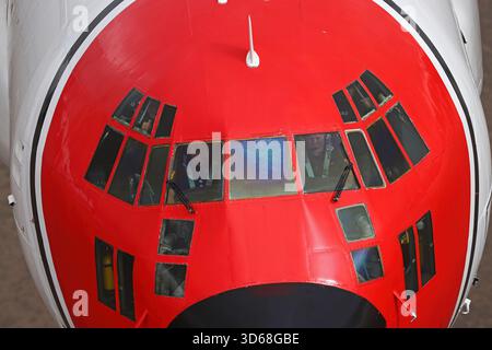Lockheed C-130A Hercules (N117TG) exploité par International Air Response lors d'une mission de photographie air-air au-dessus de l'Arizona. Ce Hercules de premier modèle, série 182-3018, est capturé en vol au-dessus du paysage désertique, mettant en valeur le profil distinctif et la conception traditionnelle du transport à turbopropulseurs à quatre moteurs classique Banque D'Images