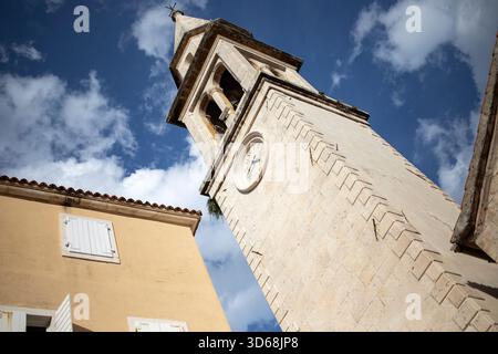 Clocher et horloge de l'église Saint-Jean-Baptiste dans la vieille ville de Budva, Monténégro. Banque D'Images