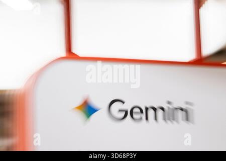 Paris, France. 19 novembre 2025. Le logo GEMINI IA lors de la 107ème session du Congrès des maires organisée par l'Association des maires de France (AMF) au Palais des congrès Paris Expo porte de Versailles, France, le 19 novembre 2025. Photo par Eliot Blondet/ABACAPRESS.COM crédit : Abaca Press/Alamy Live News Banque D'Images