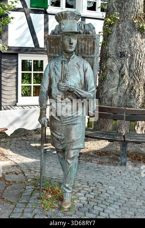 La statue de Burger Brezelmann ou Kiepenkerl à Solingen-Unterburg, Bergisches Land, Rhénanie du Nord Westphalie, Allemagne Banque D'Images