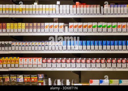 Nimègue, pays-Bas - 12 novembre 2025 : magasin de vape de cigarette électronique avec étagères de vape jetables à usage unique à Nimègue Banque D'Images