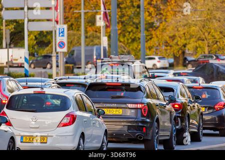 Arnhem, pays-Bas - 30 octobre 2025 : heure de pointe avec circulation automobile lente à Arnhem, pays-Bas Banque D'Images