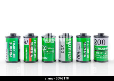 Dieren, pays-Bas - 27 octobre 2023 : cartouches de film Fujifilm vintage devant un fond blanc à Dieren, pays-Bas Banque D'Images