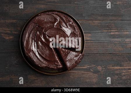 Gâteau au brownie au chocolat avec garniture de chocolat riche sur table en bois, vue de dessus, espace de copie. Gâteau au chocolat double. Banque D'Images