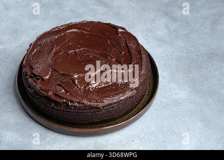Gâteau au brownie au chocolat avec ganache au chocolat noir sur fond concret, espace de copie. Délicieux gâteau dessert au chocolat maison. Banque D'Images