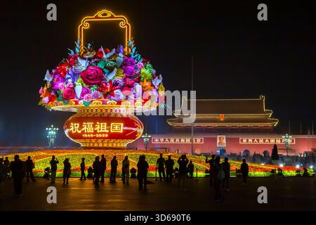 Panier de fleurs coloré et Cité interdite la nuit à Pékin, Chine Banque D'Images