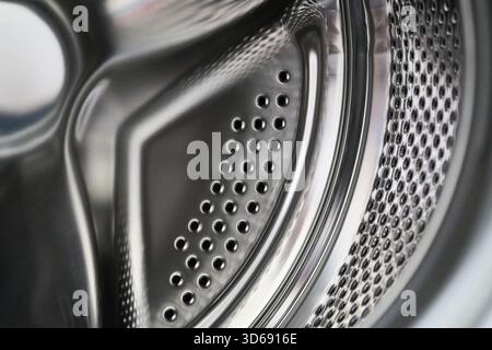 Gros plan sur le tambour d'un lave-linge Banque D'Images