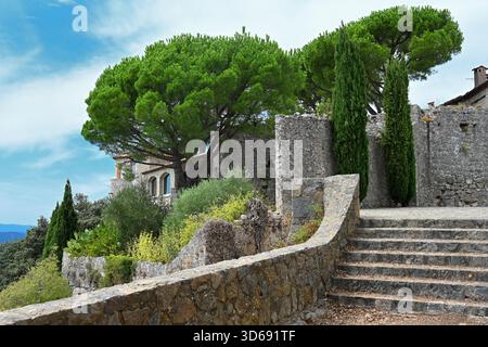 Vestiges ou ruines du château médiéval et des remparts environnants dans le village perché de Cabris Alpes-Maritimes Côte-d'Azur France Banque D'Images