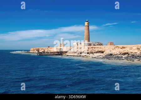 Île solitaire avec phare, Big Brother Island, mer Rouge Egypte Banque D'Images