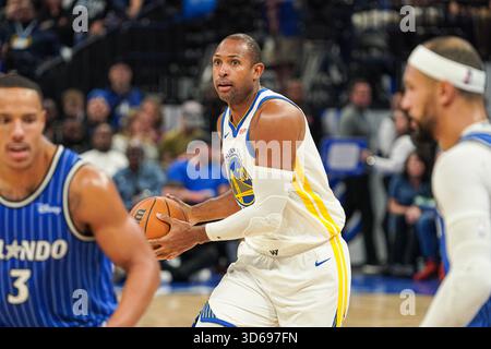 Orlando, Floride, États-Unis, 18 novembre 2025, Golden State Warriors Center Al Horford #20 cherchez à faire un laissez-passer au Kia Center. (Crédit photo : Marty Jean-Louis/Alamy Live News Banque D'Images