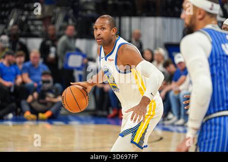 Orlando, Floride, États-Unis, 18 novembre 2025, Golden State Warriors Center Al Horford #20 cherchez à faire un laissez-passer au Kia Center. (Crédit photo : Marty Jean-Louis/Alamy Live News Banque D'Images