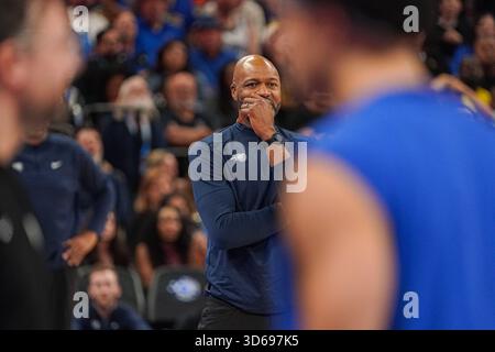 Orlando, Floride, États-Unis, 18 novembre 2025, Orlando Magic Head entraîneur Jamahl Mosley au Kia Center. (Crédit photo : Marty Jean-Louis/Alamy Live News Banque D'Images
