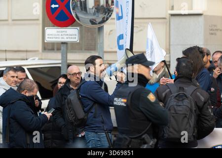 Madrid, Espagne. 19 novembre 2025. Des agents de la police nationale espagnole et de la Guardia civil participent à une manifestation devant le ministère de l'intérieur à Madrid pour protester contre ce qu'ils décrivent comme un manque de protection juridique, un meilleur équipement et de meilleures conditions de travail. Crédit : Diego Martínez/Alamy Live News. Banque D'Images