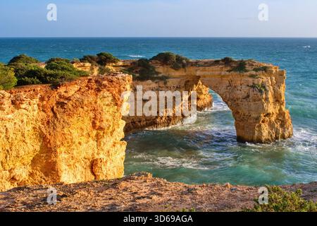 Belle scène de coucher de soleil d'été sur la côte de l'Algarve, Portugal Banque D'Images